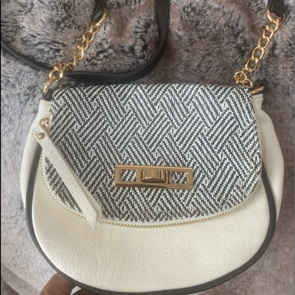 Black and White crossbody! Very stylish and chic!